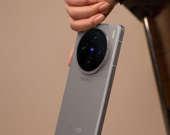 В сети появились характеристики и изображения Vivo X100s