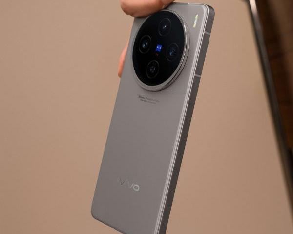 Теперь с плоским экраном: в сети появились «живые» фотографии флагмана Vivo X100s