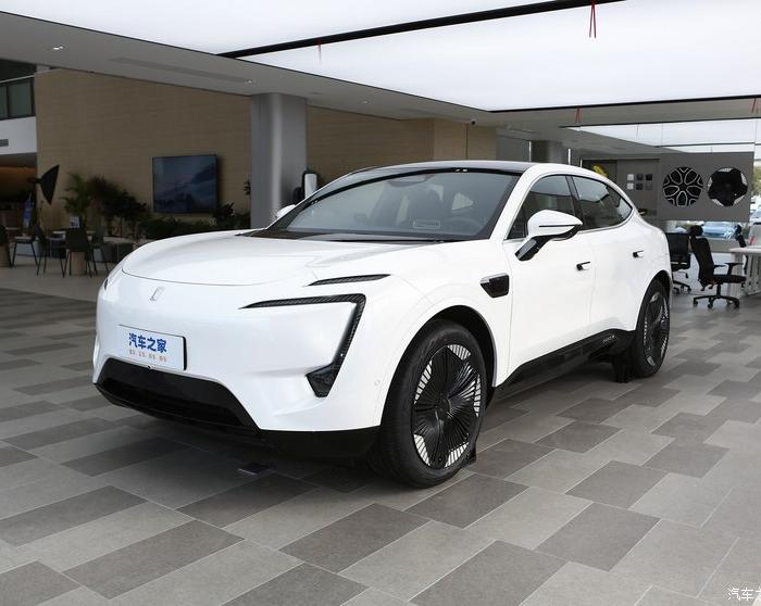 Представлен обновленный электромобиль Avatr 11 работающий на HarmonyOS и с собственным «автопилотом»