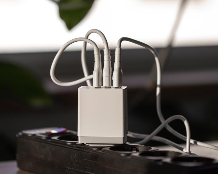 Крадёт ли зарядное устройство электричество?